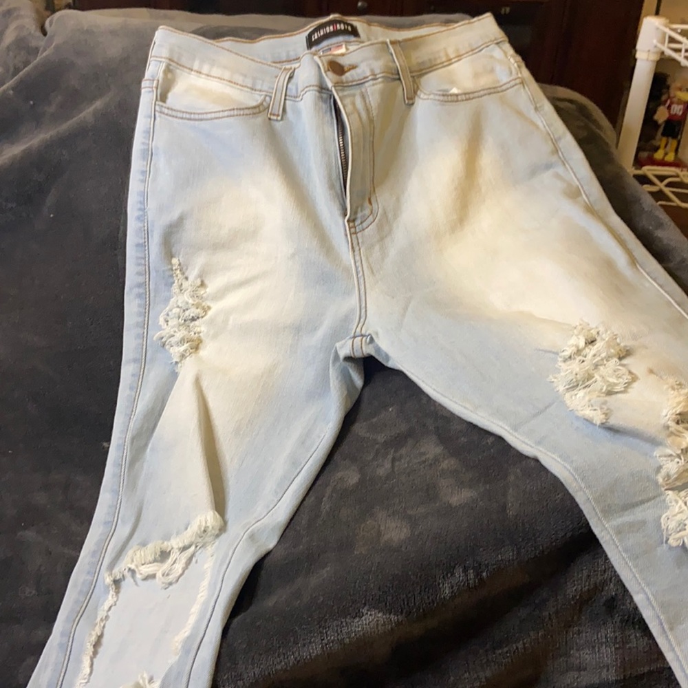 Distressed Fashion Nova Light Wash SZ 15